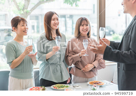 參加派對的日本男女 94599719