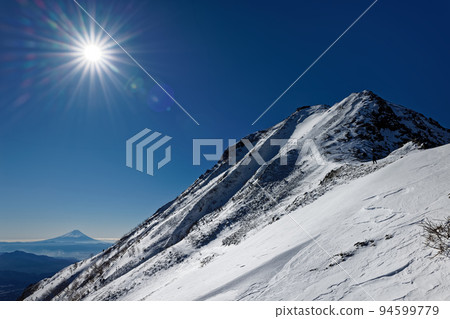 嚴冬的富士山和八嶽山脈 94599779
