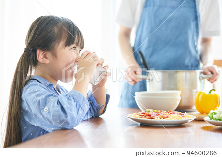 準備食物的母女 94600286