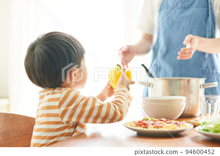 Mother and boy preparing meals 94600452