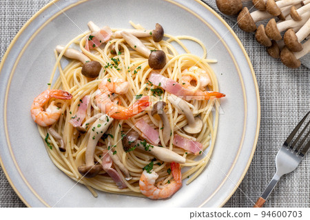 shrimp and mushroom pasta 94600703