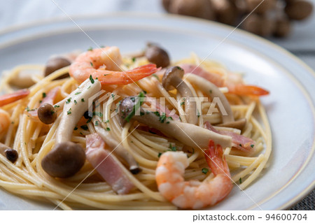 shrimp and mushroom pasta 94600704