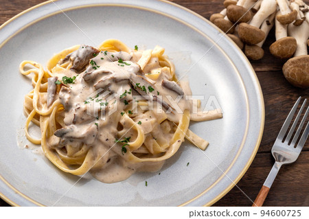 Mushroom cream pasta 94600725