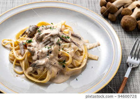 Mushroom cream pasta 94600728
