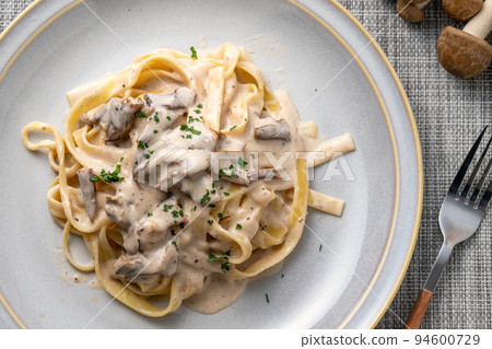 Mushroom cream pasta 94600729