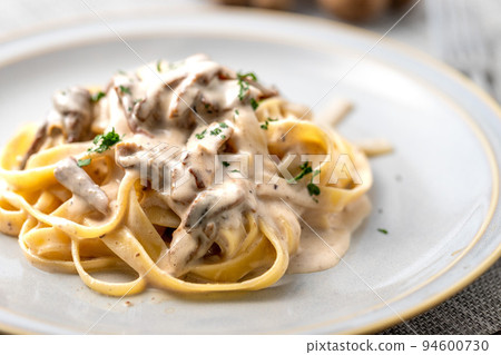 Mushroom cream pasta 94600730
