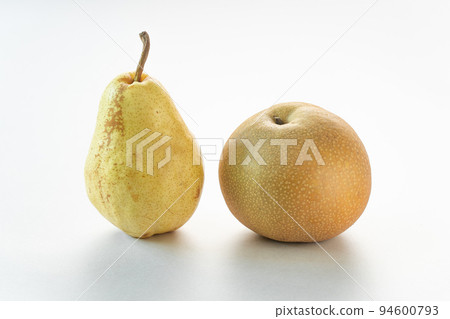Japanese pear and pear copy space Japanese pear and pear copy space 94600793