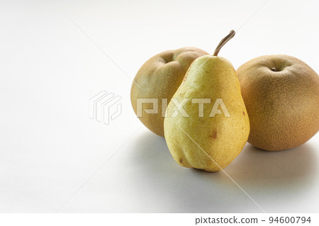 Pear and Japanese pear, copy space (white background) 94600794