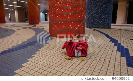 Western-style stone pavement and Japanese tradition / Respect for the Aged Day at Shiodome Underground Shopping Center 94600901
