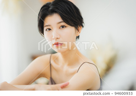 Short hair woman beauty image 94600933