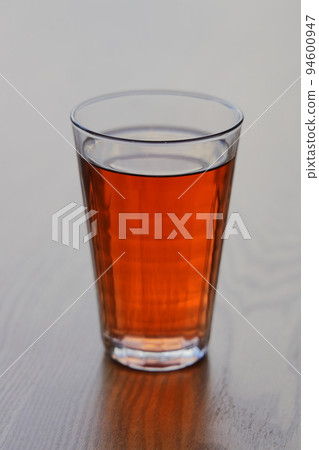 用美味的涼茶放鬆一下 94600947