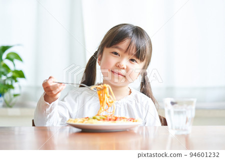 美味地吃意大利面的女孩 美味地吃意大利面的女孩 94601232