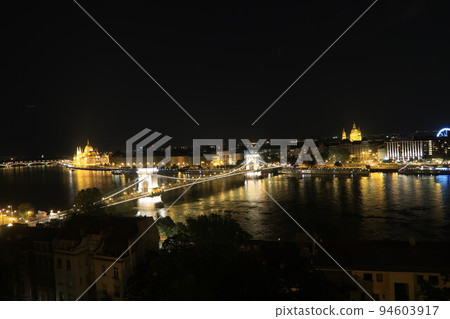 匈牙利布達佩斯鏈橋夜景 匈牙利布達佩斯鏈橋夜景 94603917