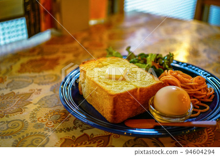 Breakfast scenery of thick cut toast 94604294