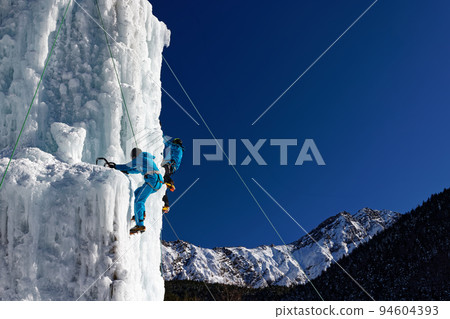 攀冰的登山者和赤岳、八嶽山脈 94604393
