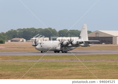 意大利空軍 C-130J 大力神運輸機著陸 94604525