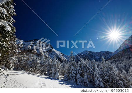 嚴冬時的八嶽山脈、赤岳和阿彌陀岳（來自行子小屋） 94605015