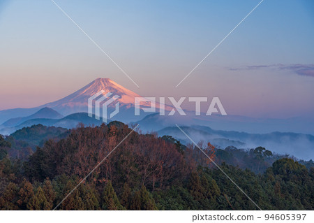 (靜岡縣)來自伊豆之國的富士山在沼津阿爾卑斯山的雲海中 (靜岡縣)來自伊豆之國的富士山在沼津阿爾卑斯山的雲海中 94605397