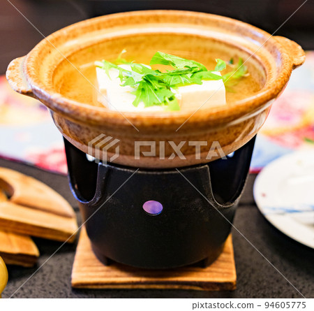 Yudofu（煮豆腐）溫暖的冬天[冬季美食的形象] 94605775