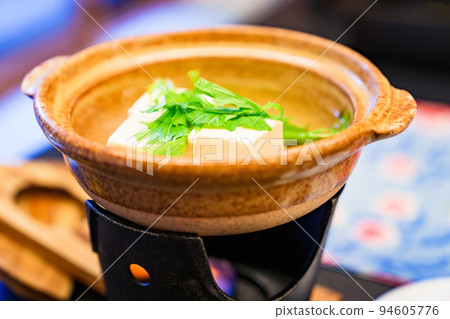 Yudofu（煮豆腐）溫暖的冬天[冬季美食的形象] 94605776