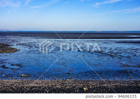 A tidal flat port where boats sit in the mud Nagabeda fishing port on the Ariake Sea (Uto City, Kumamoto Prefecture) 94606155