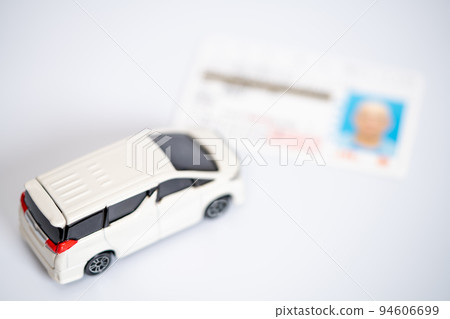 微型車和駕駛執照 94606699