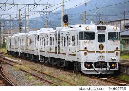 Sightseeing train "Futatsuboshi 4047" (JR Kyushu) Sightseeing train "Futatsuboshi 4047" (JR Kyushu) 94606738