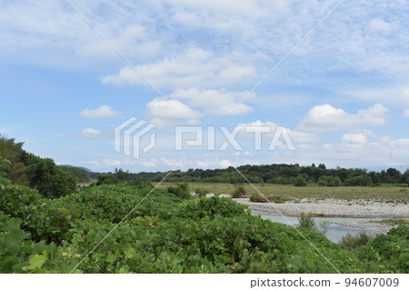 Kawahara of the Aichi River in late summer, blue sky and white clouds Kawahara of the Aichi River in late summer, blue sky and white clouds 94607009