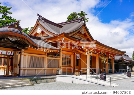 正在進行重建和修復工作的秋季阿蘇神社（熊本縣阿蘇市） 94607808