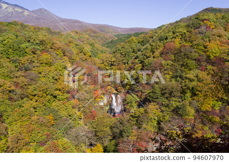 Kirifuri Falls in clear autumn _ Colorful leaves of trees 94607970