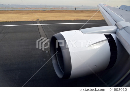 The operating state of the thrust reverser of an airliner 94608010