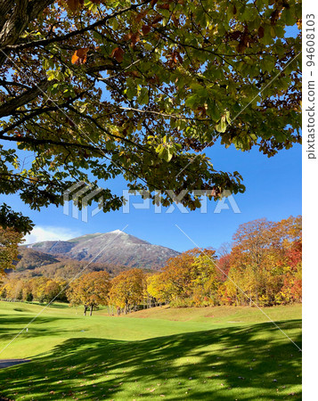Hokkaido Golf course in autumn colors and Niseko Annupuri covered in snow 94608103