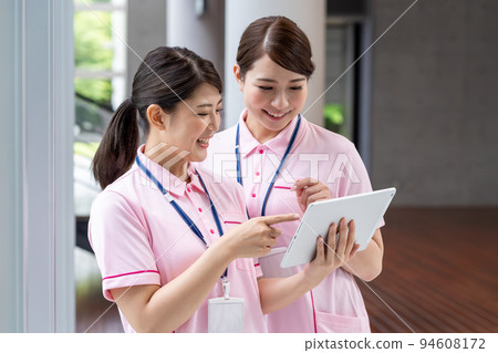 年輕女性看護人 94608172