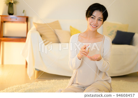 睡前用美容液和乳液的女人 94608457