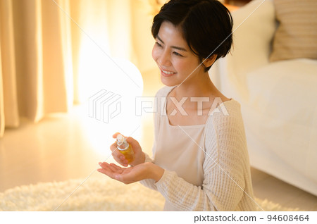 睡前用美容液和乳液的女人 94608464