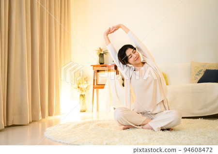 睡前拉伸的女人 94608472
