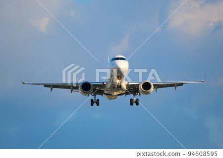 伊丹機場的飛機和美麗的風景 伊丹機場的飛機和美麗的風景 94608595