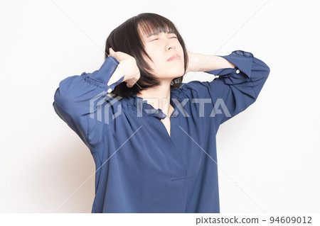 被噪音困擾的年輕女人 94609012