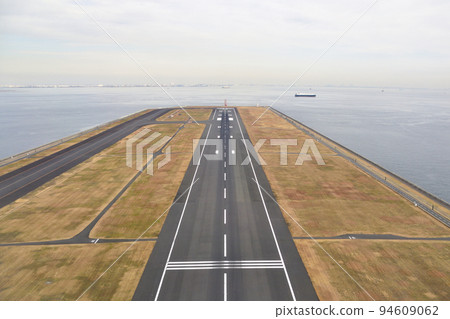 一架客機降落在東京國際機場 C 跑道上的風景 94609062