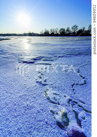 Winter landscape with the river and snow in frosty day 94609952