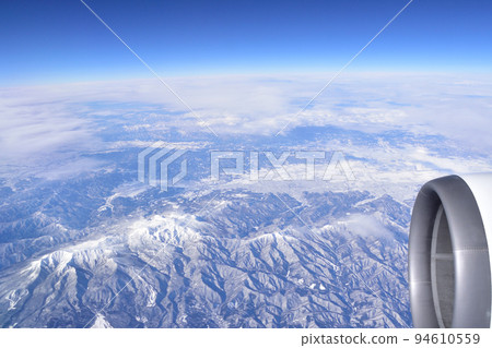 從宮城一側鳥瞰藏王及其周邊地區的雪景 94610559