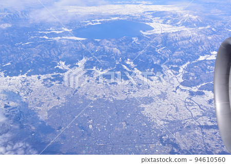 在雪中鳥瞰郡山市、豬苗代湖和會津若松市 94610560