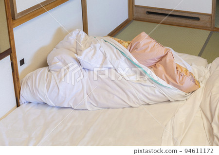 Japanese-style inn room with tatami mats and futons 94611172