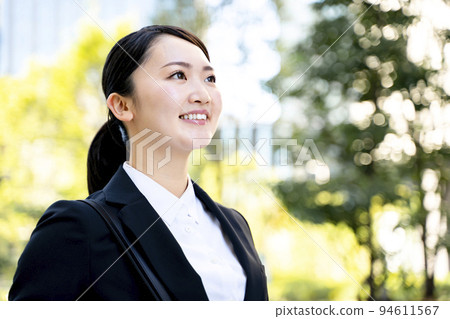 西裝招聘新生的女性求職學生 94611567