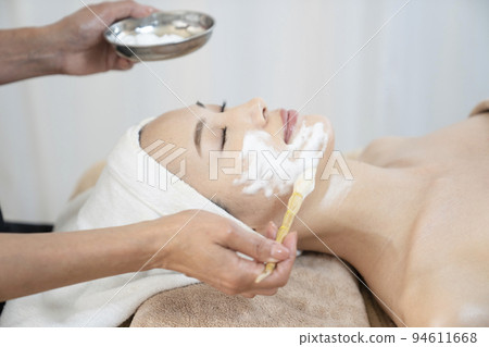 使用泡沫接受面部美容的女性 使用泡沫接受面部美容的女性 94611668