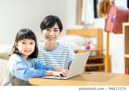 膝上型計算機、小學生、父母和孩子 94613174