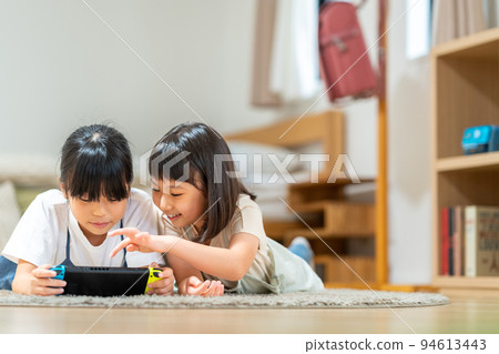 一起玩遊戲的小學生 一起玩遊戲的小學生 94613443