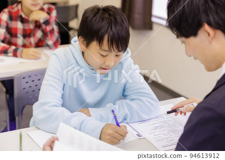 男孩在補習班上課 男孩在補習班上課 94613912