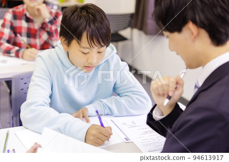 男孩在補習班上課 男孩在補習班上課 94613917