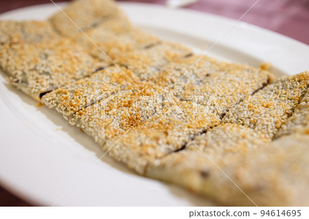 Mashed sweet red bean cake 94614695